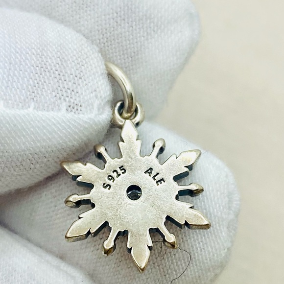 EUC Pandora 791564CZ Sterling Silver Disney Frozen Snowflake Dangle Charm - Picture 7 of 8